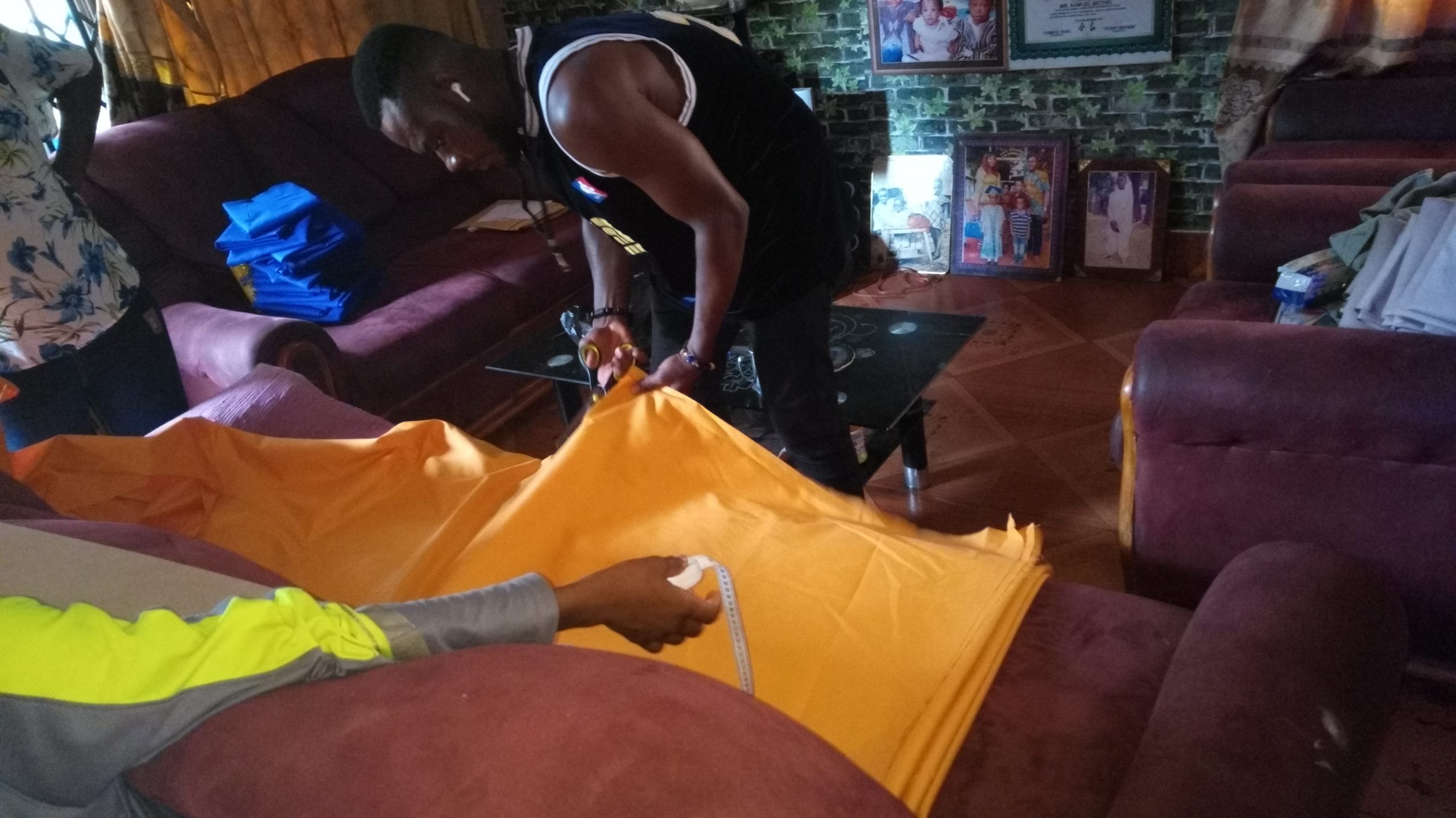 Stoff für Schuluniformen wird zugeschnitten