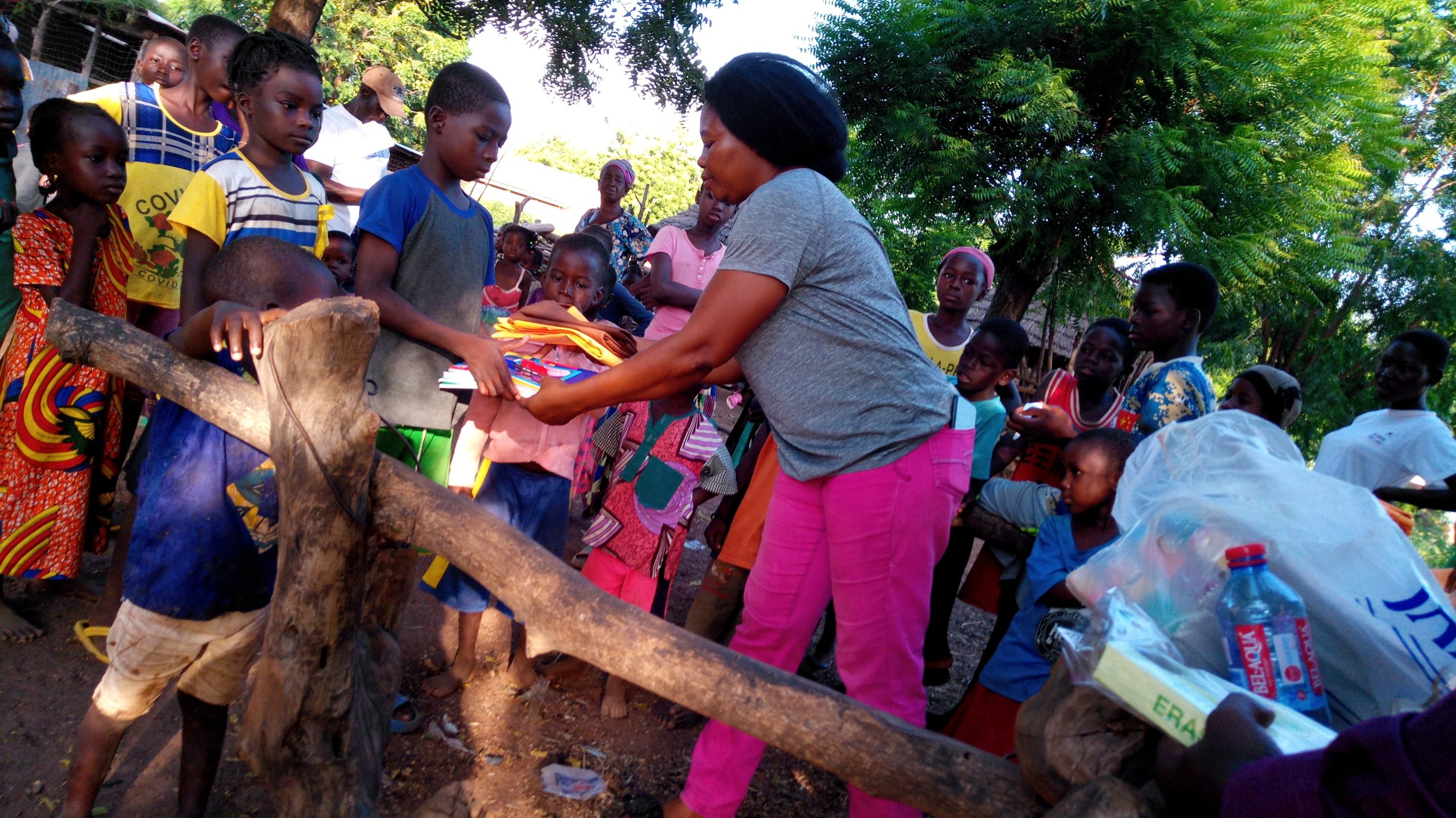 Bedürftige Kinder (vor allem Waisen) erhalten Hefte