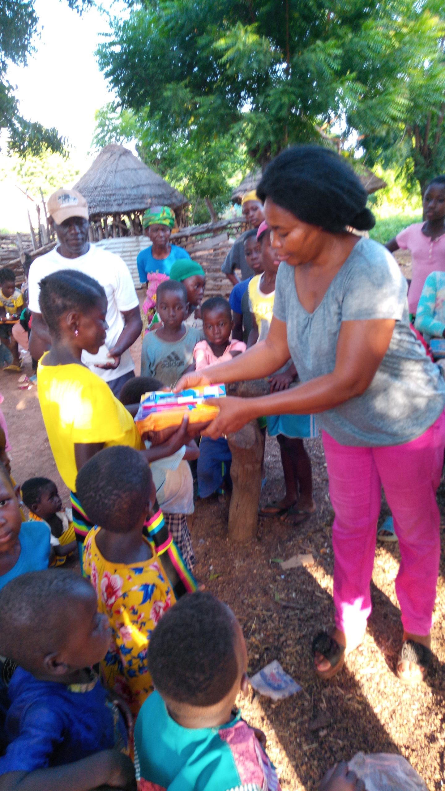 Bedürftige Kinder erhalten das notwendigste Schulmaterial