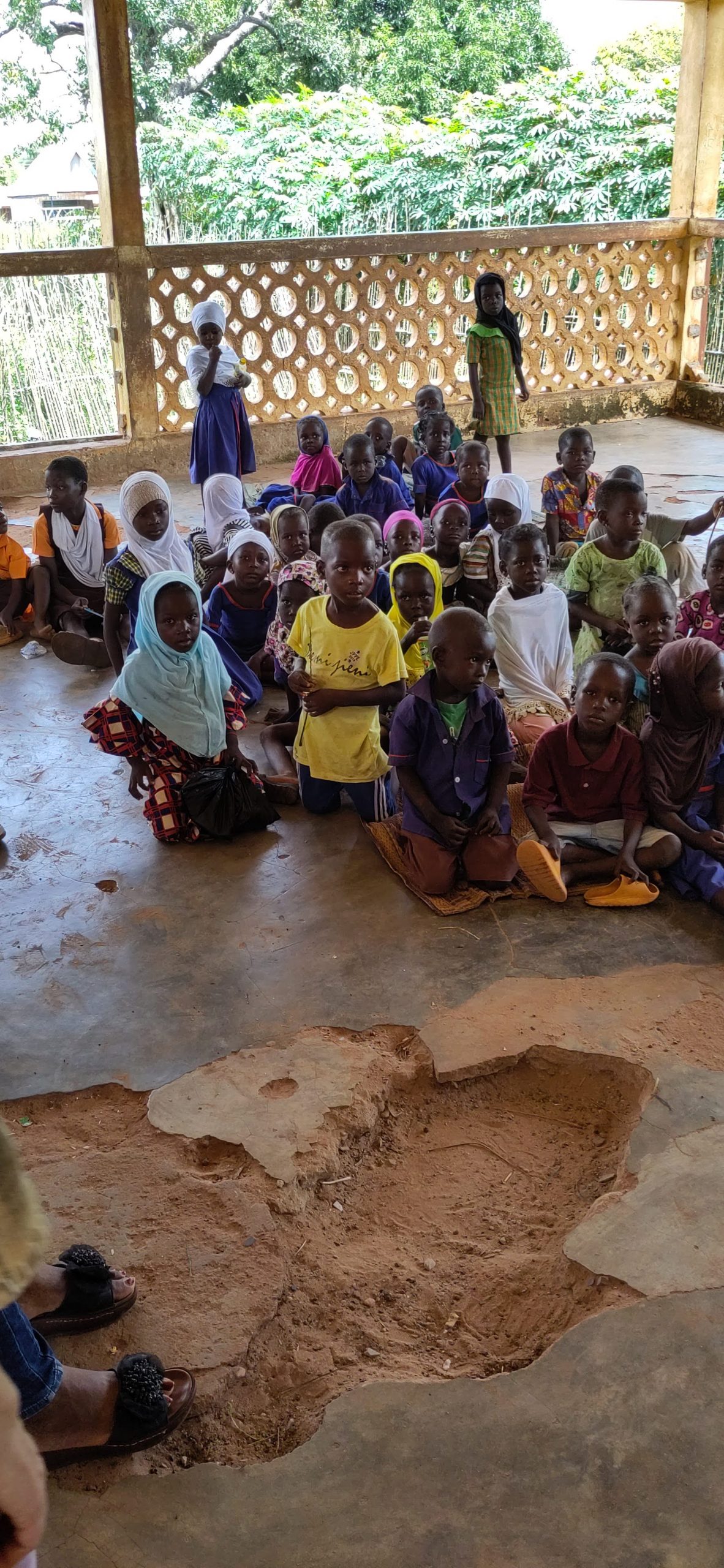 im Klassenraum ist der Boden schadhaft