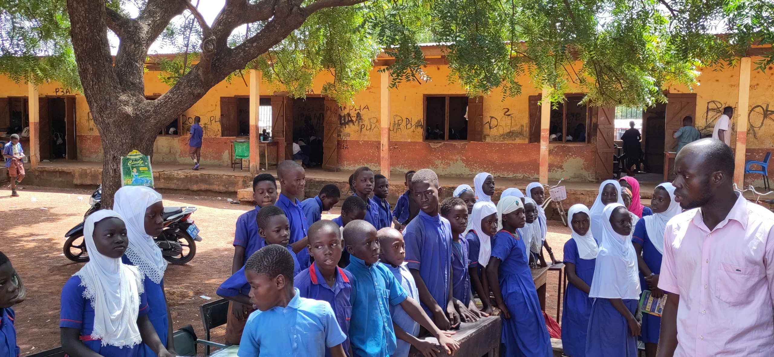 Unterricht findet im Freien statt - bei Regen müssen alle rein in einen andere Klasse