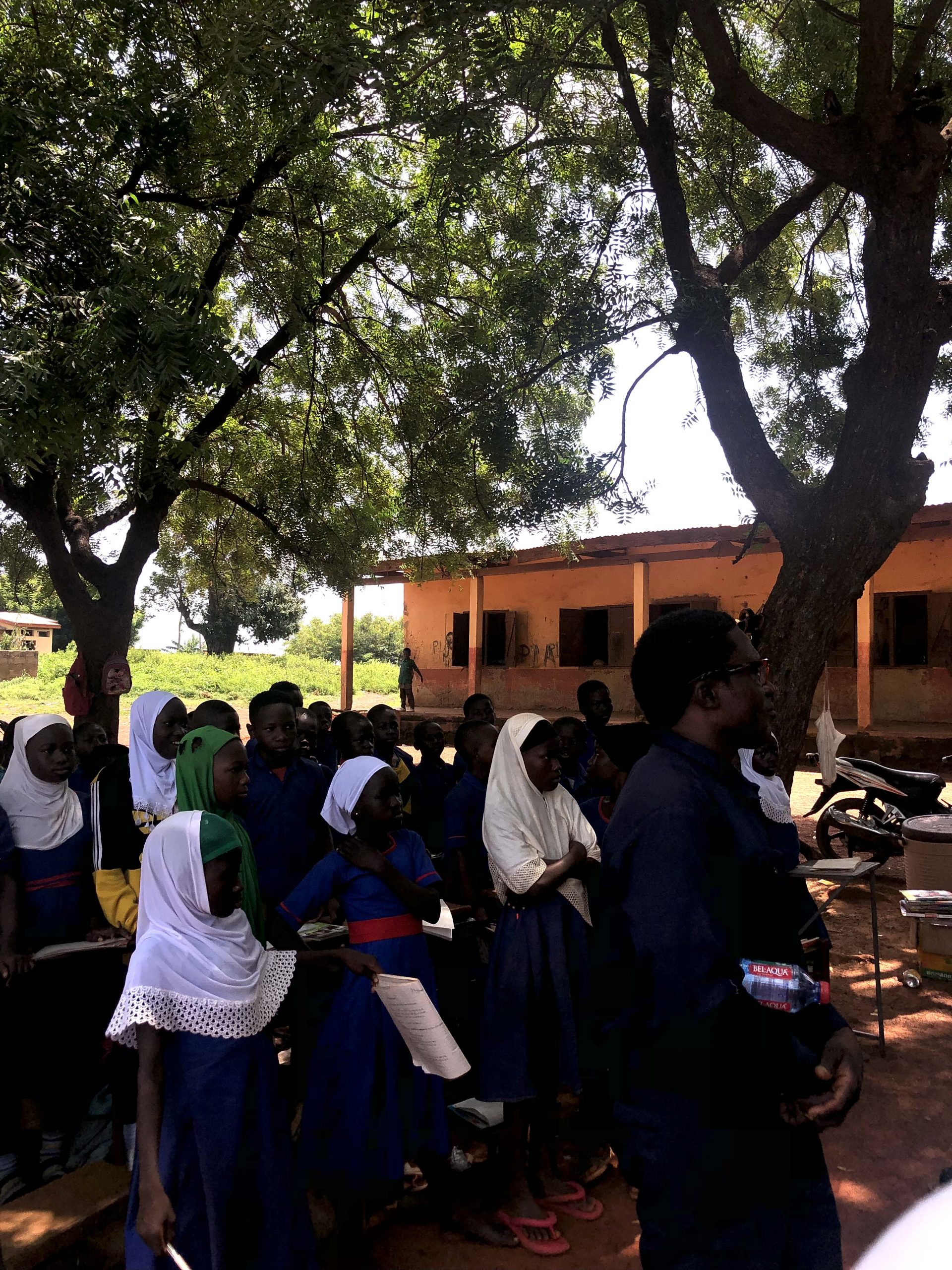 Unterricht findet im Freien statt, weil es zu wenig Klassenräume gibt